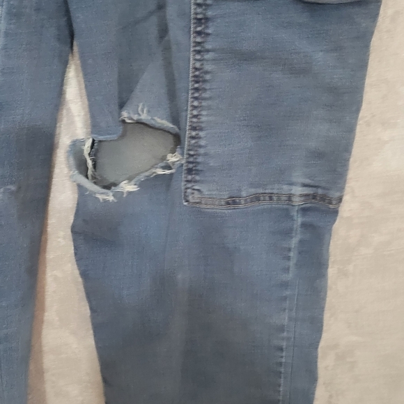 Almost Famous Jeans - Picture 4 of 5